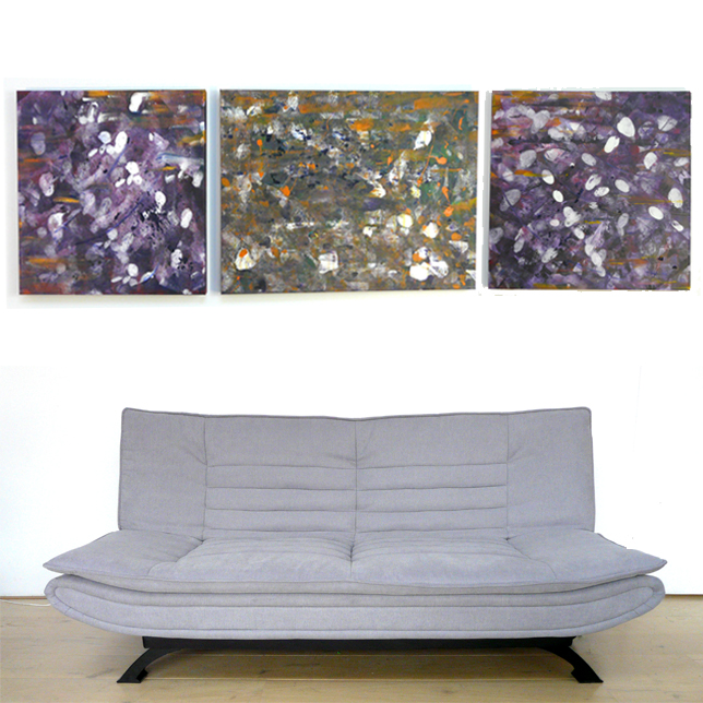 abstract schilderij paars drieluik boven de bank