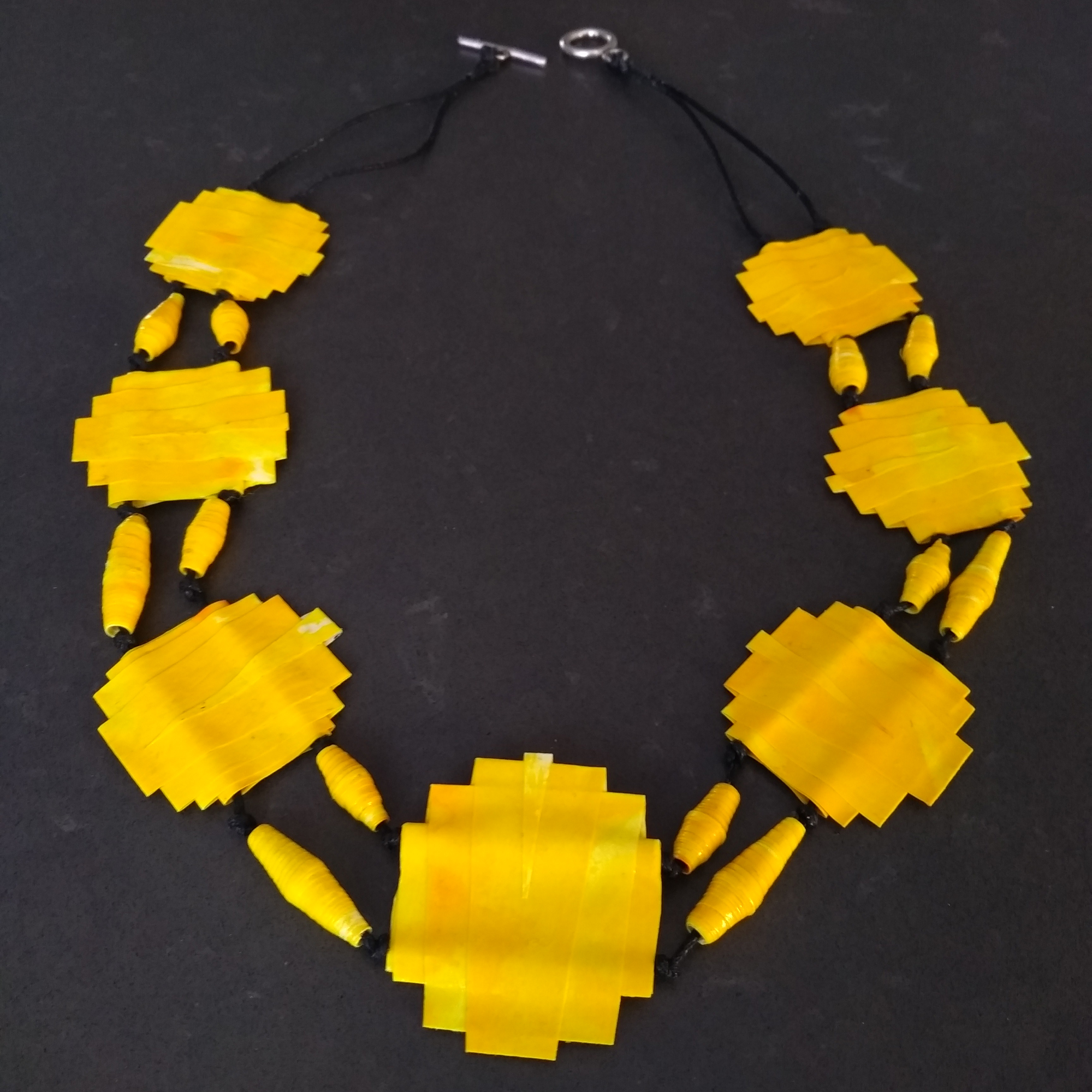 korte ketting gele papierkralen